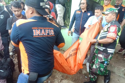 Polisi membongkar makam Halimah istri siri Wowon, di Kabupaten Bandung, Rabu (25/1). Foto: Arif Syamsul Ma'arif/kumparan