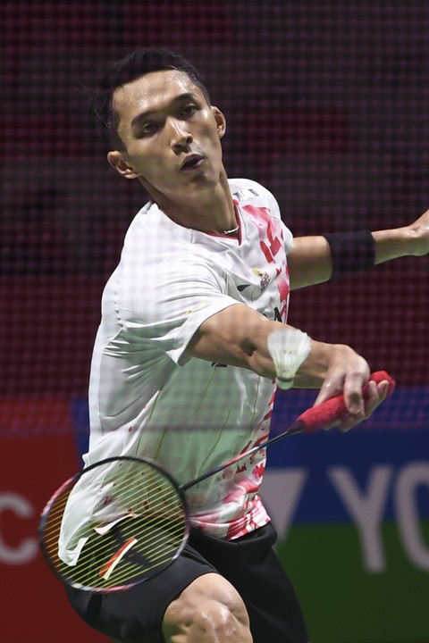 Pebulu tangkis tunggal putra Indoneia Jonatan Christie saat melawan pebulu tangkis tunggal putra Irlandia Nhat Nguyen pada babak 32 besar turnamen Daihatsu Indonesia Masters 2023 di Istora Gelora Bung Karno, Senayan, Jakarta, Rabu (25/1/2023).  Foto: M Risyal Hidayat/ANTARA FOTO