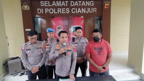 Kapolres Cianjur AKBP Doni Hermawan (tengah) menjelaskan kematian Selvi mahasiswi Unsur Cianjur. Foto: Dok. Istimewa