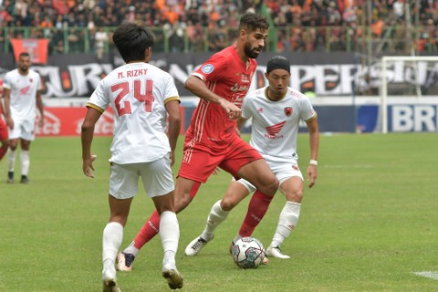 Pesepak Bola Persija Jakarta Abdulla Yusuf (tengah) dihadang dua pesepak bola PSM Makassar saat menguasai bola pada lanjutan liga 1 di Stadion Patriot Chandrabhaga di Bekasi, Jawa Barat, Rabu (25/1/2023).  Foto: Fakhri Hermansyah/ANTARA FOTO