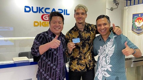 Shayne Pattynama (tengah) telah mendapatkan KTP usai resmi menjadi WNI. Foto: PSSI