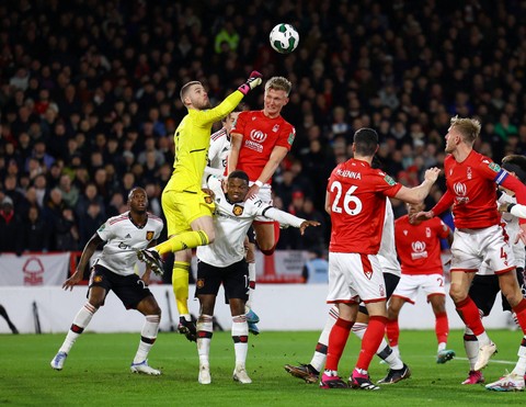 David de Gea dari Manchester United duel dengan Sam Sturridge dari Nottingham Forest saat pertandingan di The City Ground, Nottingham, Inggris. Foto: Molly Darlington/Reuters