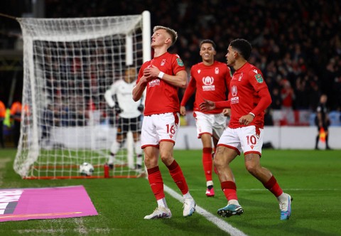 Sam Sturridge dari Nottingham Forest merayakan gol pertama mereka dengan Morgan Gibbs-White sebelum dianulir VAR saat pertandingan di The City Ground, Nottingham, Inggris. Foto: Molly Darlington/Reuters