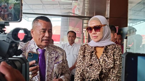 Pengacara Hotman Paris Hutapea (kiri) bersama dengan Venna Melinda (kanan) di Ditreskrimum Polda Jatim pemeriksaan lanjutan atas kasus KDRT, Kamis (26/1/2023). Foto: Farusma Okta Verdian/kumparan