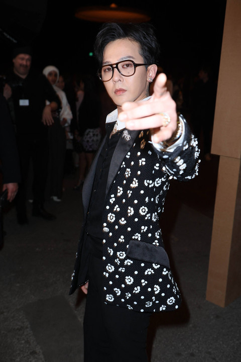G-Dragon menghadiri Chanel Front Row di Paris Fashion Week - Menswear Fall-Winter 2023 sebagai bagian dari Paris Fashion Week pada 24 Januari 2023 di Paris, Prancis. Foto: Jerome Domine/ABACAPRESS.COM