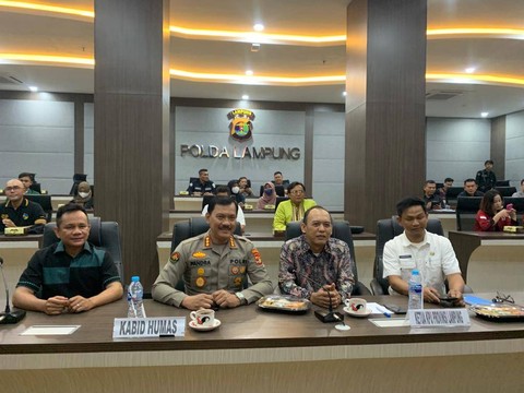 Kabid Humas Polda Lampung, Kombes Pol Zahwani Pandra Arsyad bersama Ketua Bawaslu Lampung (kemeja hijau kotak), Wakil Ketua KPU Provinsi Lampung (kemeja batik), dan perwakilan dari Kesbangpol Provinsi Lampung (kemeja putih). Foto: Bella Sardio/Lampung Geh