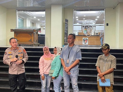 Hana (kedua dari kiri) dan Aslem (ketiga dari kiri), dua korban kasus penipuan penggandaan uang Wowon CS usai menjalani pemeriksaan di Polda Metro Jaya. Foto: Ananta Erlangga/kumparan