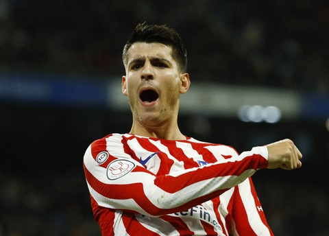 Alvaro Morata dari Atletico Madrid merayakan gol pertama mereka saat pertandingan di Santiago Bernabeu, Madrid, Spanyol. Foto: Susana Vera/Reuters