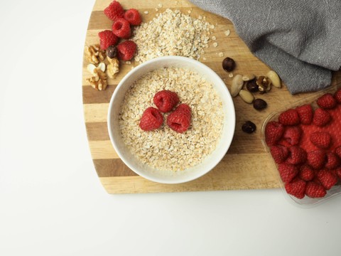 Ilustrasi Sereal, Foto oleh Mateusz Feliksik: https://www.pexels.com/id-id/foto/sehat-sarapan-mur-raspberi-8023871/