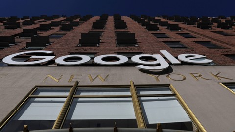 Logo Google LLC terlihat di kantor Google di bagian Chelsea di New York City, AS, 20 Januari 2023. Foto: Shannon Stapleton/REUTERS