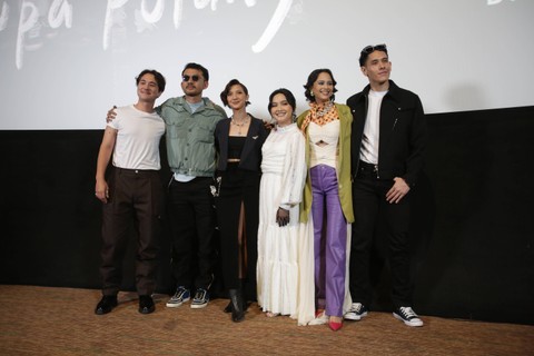 Sejumlah pemain diantaranya Sheila Dara, Rio Dewanto, Garindra Bimo dan Rachel Amanda saat konferensi pers film Jalan Yang Jauh Jangan Lupa Pulang di Epicentrum, Kuningan, Jakarta, Kamis, (26/1/2023).   Foto: Agus Apriyanto