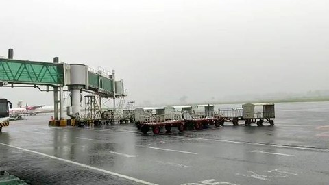 Kondisi di Bandara Sam Ratulangi Manado, Jumat (27/1). Sebanyak 7 penerbangan harus delay dan 3 divert akibat cuaca buruk.