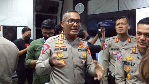 Dirlantas Polda Metro Jaya Kombes Latif Usman (tengah) saat menjelaskan kasus kecelakaan yang menewaskan mahasiswa UI, Jumat (27/1). Foto: Ananta Erlangga/kumparan