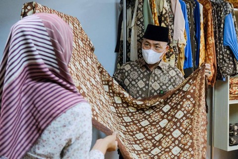 Pj Bupati Muba, Apriyadi saat melihat kain Gambo Muba. (ist)