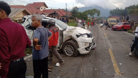Kecelakaan beruntun 9 kendaraan di Nagari Panyalaian, Kabupaten Tanah Datar, Sumatera Barat, Kamis (26/1). Foto: Dok. Istimewa
