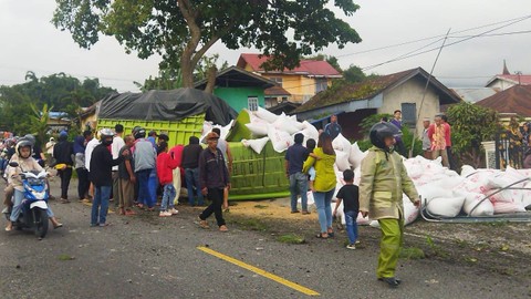 Kecelakaan beruntun 9 kendaraan di Nagari Panyalaian, Kabupaten Tanah Datar, Sumatera Barat, Kamis (26/1). Foto: Dok. Istimewa