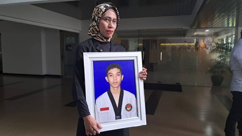 Dwi Syafiera Putri saat membawa foto anaknya, Muhammad Hasya Atallah. Dok. Istimewa.