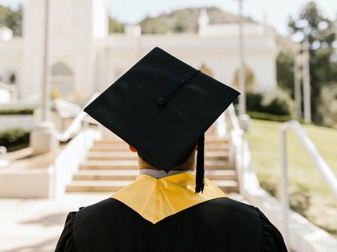 Ilustrasi contoh judul skripsi ekonomi syariah. Sumber: www.pexels.com.