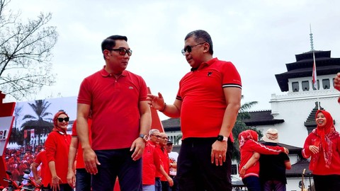 Gubernur Jabar Ridwan Kamil (kiri) ikuti senam Sicita PDIP di Bandung.  Foto: Dok. PDIP