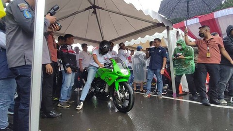 Pj Gubernur DKI Jakarta Heru Budi Hartono jajal drag race di Kemayoran, Jakarta Pusat, Sabtu (28/1). Foto: Jonathan Devin/kumparan