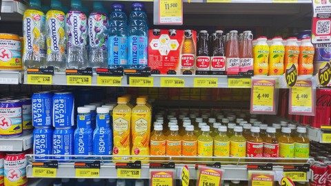 Superindo pasang tabel indikator gula dalam rak minuman di supermarketnya (26/1/22) Foto: Riad Nur Hikmah/kumparan