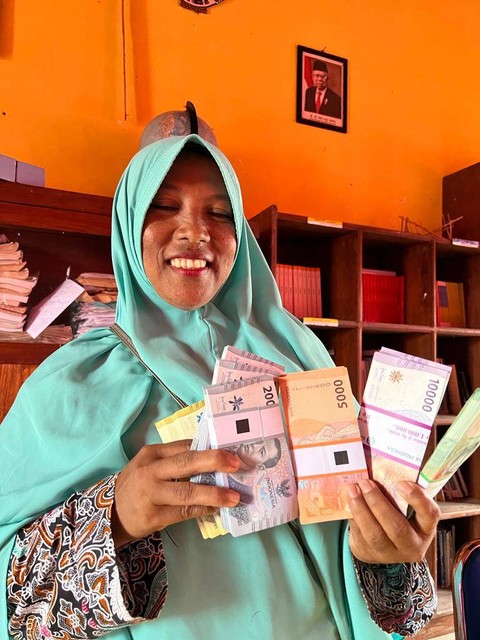 Penukaran uang rupiah dan sosialisasi rupiah dalam program Ekspedisi Rupiah Berdaulat 2023 di Pulau Taliabu Maluku Utara, Sabtu (28/1/2023). Foto: Akbar Maulana/kumparan