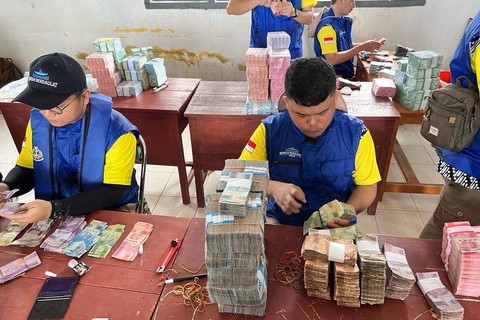 Penukaran uang rupiah dan sosialisasi rupiah dalam program Ekspedisi Rupiah Berdaulat 2023 di Pulau Taliabu Maluku Utara, Sabtu (28/1/2023). Foto: Akbar Maulana/kumparan