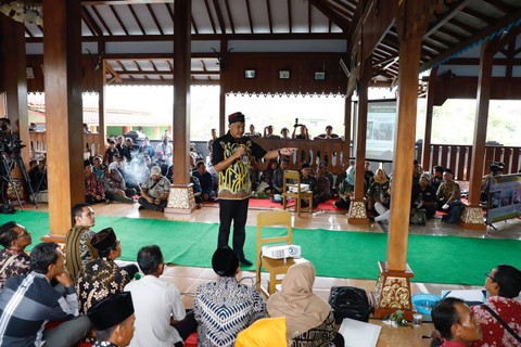 Gubernur Jawa Tengah Ganjar Pranowo saat pimpin rapat di Pemkab Blora. Foto: Dok. Istimewa