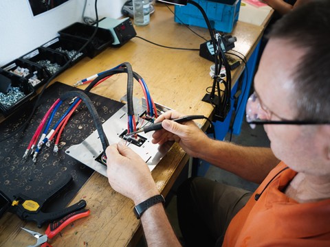 Ilustrasi fungsi logam pada ujung solder. Sumber: www.unsplash.com.