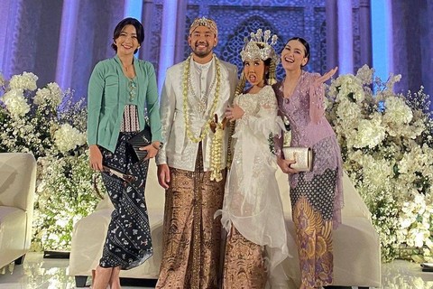 Ayu Ting Ting saat menghadiri pernikahan Kiky Saputri dan M. Khairi.  Foto: Instagram/@ayutingting92