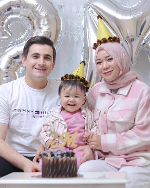 Keluarga Isti Alqadri saat merayakan 2 juta subscribers YouTube. Foto: Instagram/@istialqadri