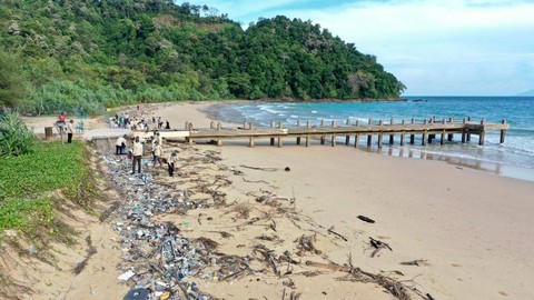 Aksi bersihkan sampah di Pantai Nipah, Pulo Aceh. Foto: Abdul Hadi/acehkini 