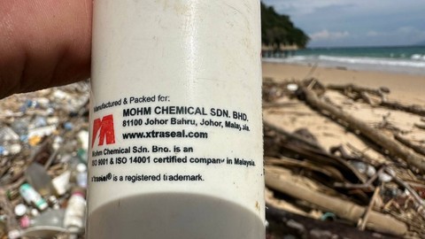 Salah satu sampah plastik bermerek luar negeri di Pantai Nipah. Foto: Abdul Hadi/acehkini  