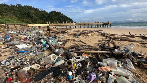 Sampah berserakan di Pantai Nipah. Foto: Abdul Hadi/acehkini 