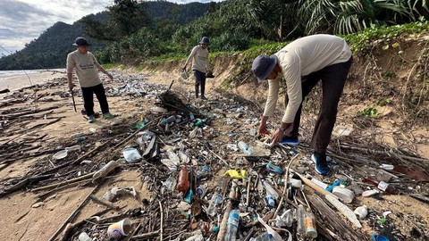 Aksi membersihkan sampah. Foto: Abdul Hadi/acehkini 