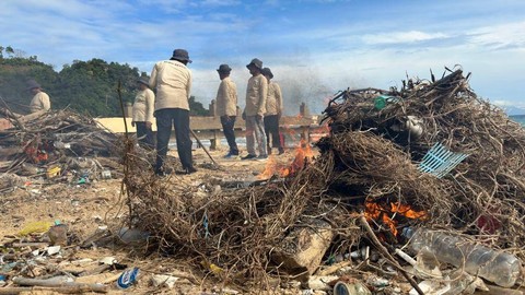 Pembersihan sampah di Pantai Nipah, Pulo Aceh. Foto: Abdul Hadi/acehkini  