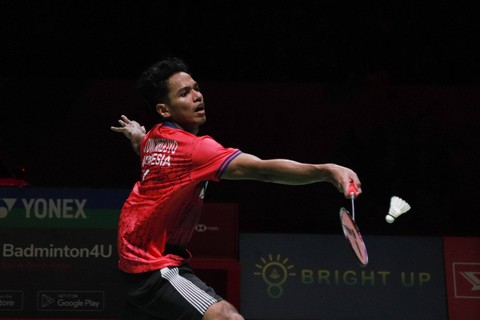 Tunggal putra Indonesia Chico Aura saat melawan tunggal putra Hongkong NG Ka Long pada semifinal Indonesia Masters 2023 di Istora Senayan, Jakarta, Sabtu (28/1/2023). Foto: Jamal Ramadhan/kumparan