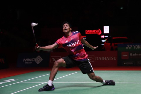 Tunggal putra Indonesia Chico Aura saat melawan tunggal putra Hongkong NG Ka Long pada semifinal Indonesia Masters 2023 di Istora Senayan, Jakarta, Sabtu (28/1/2023). Foto: Jamal Ramadhan/kumparan