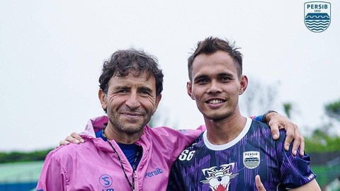 Pemain Persib Bandung, Muhammad Rezaldi Hehanusa (kanan), bersama Luis Milla. Foto: Persib