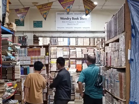 Lapak Wondry Book Store, basement Blok M Square, Melawai, Jakarta. Salah satu lapak buku yang disebut di utas Twitter rujukan. Foto: Thomas Bosco.
