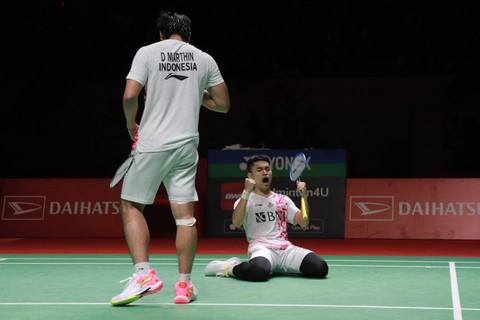 Ganda Putra Indonesia Leo Rolly Carnando/Daniel Marthin saat melawan ganda putra Jepang Takuro Hoki/Yugo Kobayashi pada semifinal Indonesia Masters 2023 di Istora Senayan, Jakarta, Sabtu (28/1/2023). Foto: Jamal Ramadhan/kumparan