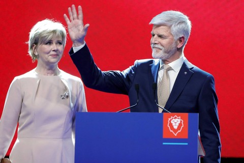 Presiden Ceko Petr Pavel bersama istrinya Eva Pavlova, berpidato setelah hasil pemilihan presiden negara itu diumumkan, di Praha, Republik Ceko, Sabtu (28/1/2023). Foto: David W Cerny/REUTERS
