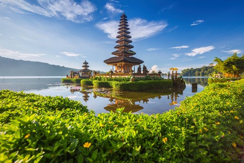 Pura Ulun Danu Bratan di Bali - Contoh hasil foto menggunakan filter graduated neutral density (GND Filter). Foto: Bule Sky Studio/Shutterstock.