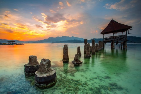 Pemandangan di Pantai Tanjung Putus, Lampung-Contoh hasil foto menggunakan filter Circular Polarizer (CPL Filter). Foto: Baehaki Hariri/Shutterstock.