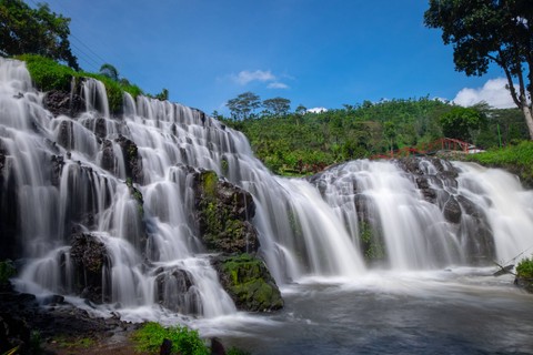 Air Terjun Campoan atau niagara mini di Bondowoso, Jawa Timur - Contoh hasil foto menggunakan filter neutral density (ND Filter). Foto: Hendropranyoto/Shutterstock.