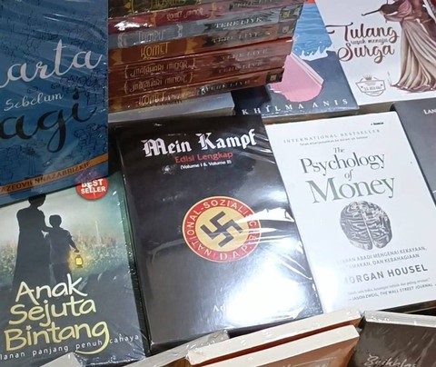 Perhatikan buku "The Psychology of Money." Ada sisa tempat kosong di sisi kanan buku yang tidak proporsional dengan ukuran buku, tanda buku itu adalah re-produksi. Foto: Thomas Bosco.