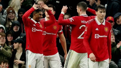 Pemain Manchester United Marcus Rashford merayakan gol yang kemudian dianulir saat hadapi Reading di Old Trafford, Manchester, Inggris, Sabtu (28/1/2023). Foto: Phil Noble/REUTERS