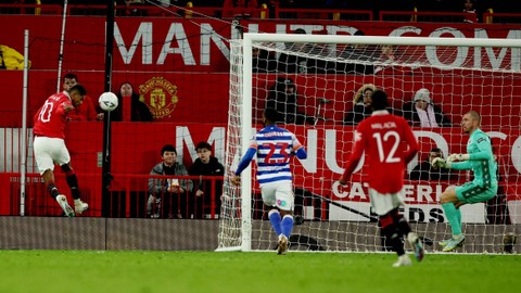Pemain Manchester United Marcus Rashford mencetak gol yang kemudian dianulir saat hadapi Reading di Old Trafford, Manchester, Inggris, Sabtu (28/1/2023). Foto: Phil Noble/REUTERS