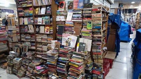 Sania Bookstore tidak lagi di dalam ruangan karena tak sanggup bayar sewa imbas dari hantaman pandemi COVID-19. Letaknya di ujung jika jalan ke kanan dari depan lapaknya Wondry Book. Foto: Thomas Bosco. 