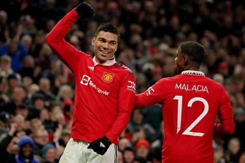 Pemain Manchester United Casemiro merayakan gol pertama mereka dengan Tyrell Malacia di Old Trafford, Manchester, Inggris, Sabtu (28/1/2023). Foto: Phil Noble/REUTERS